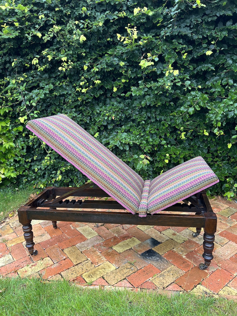 Transform your space with the ARTICULATED TABLE, featuring a stylish, adjustable design and vibrant upholstery for comfort and elegance.